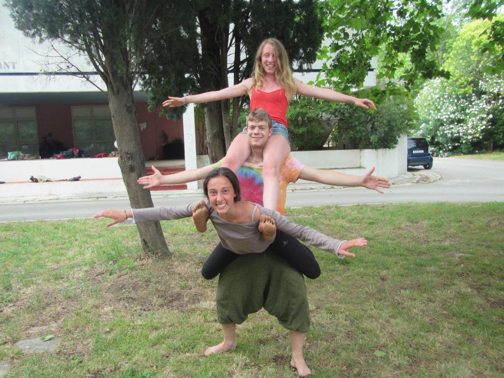 ragazzi che condividono attività e organizzazione della vacanza